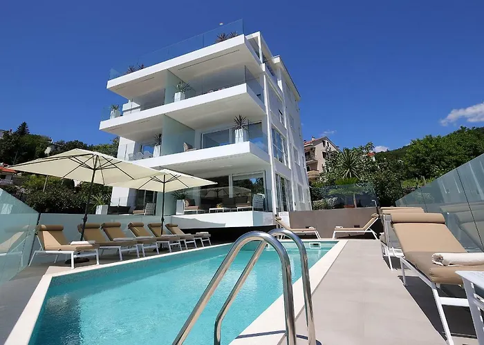 Designed Apartment With Swimming Pool Near The Beach