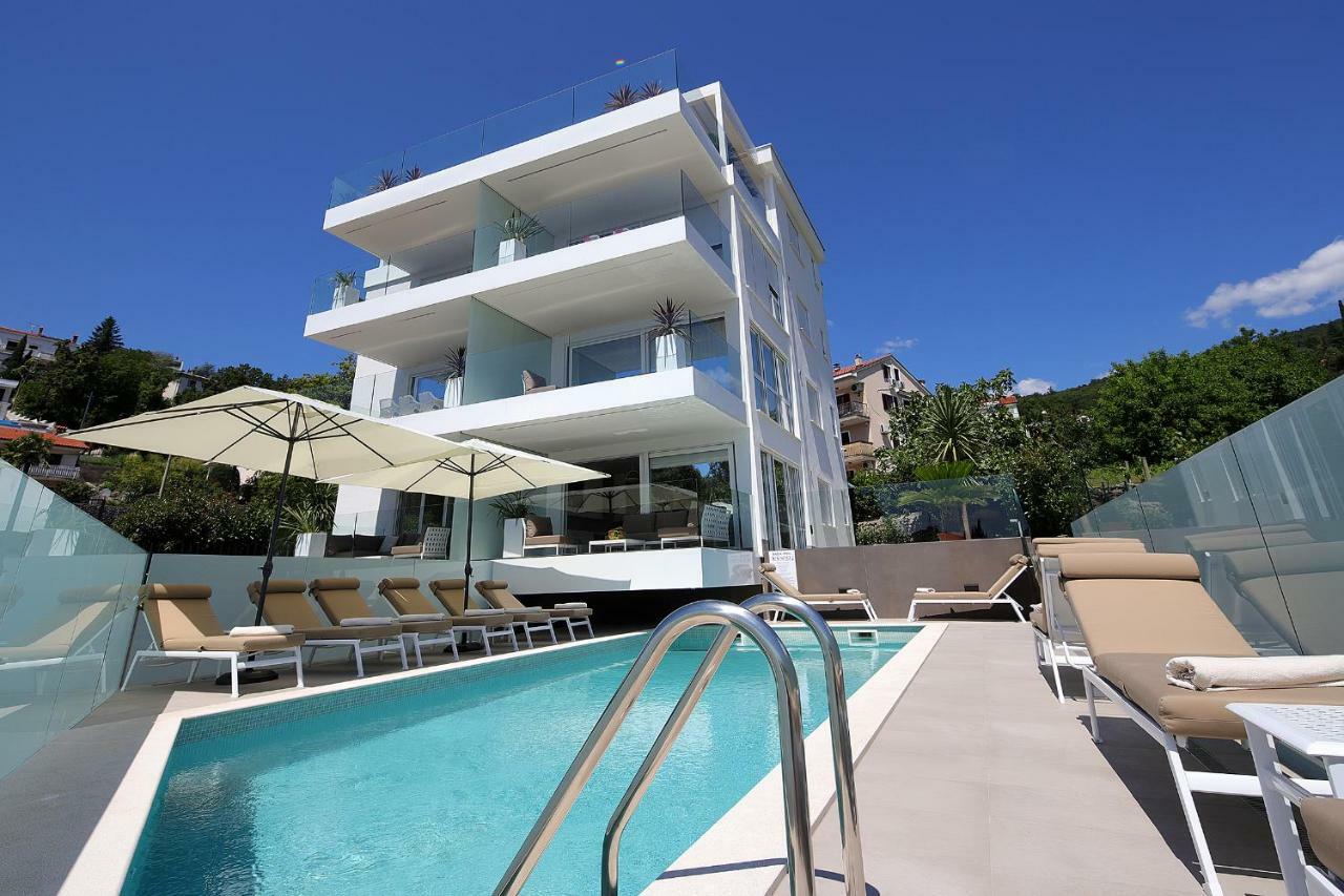 Designed With Swimming Pool Near The Apartmán