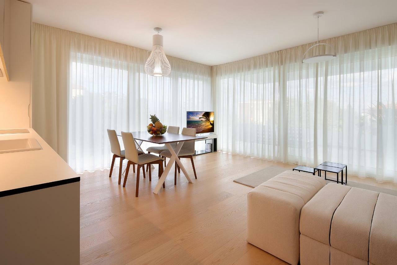 Designed With Swimming Pool Near The Apartmán