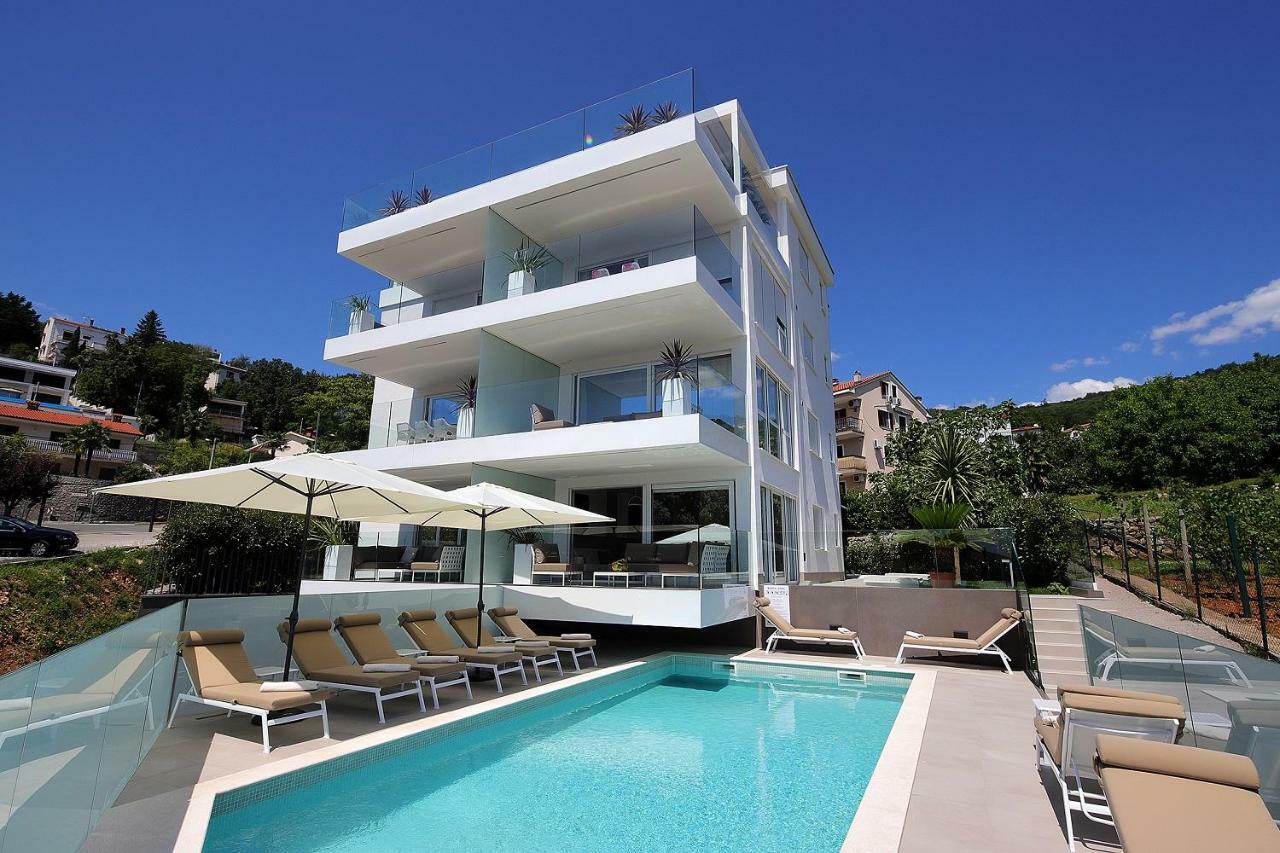 Designed With Swimming Pool Near The Apartmán